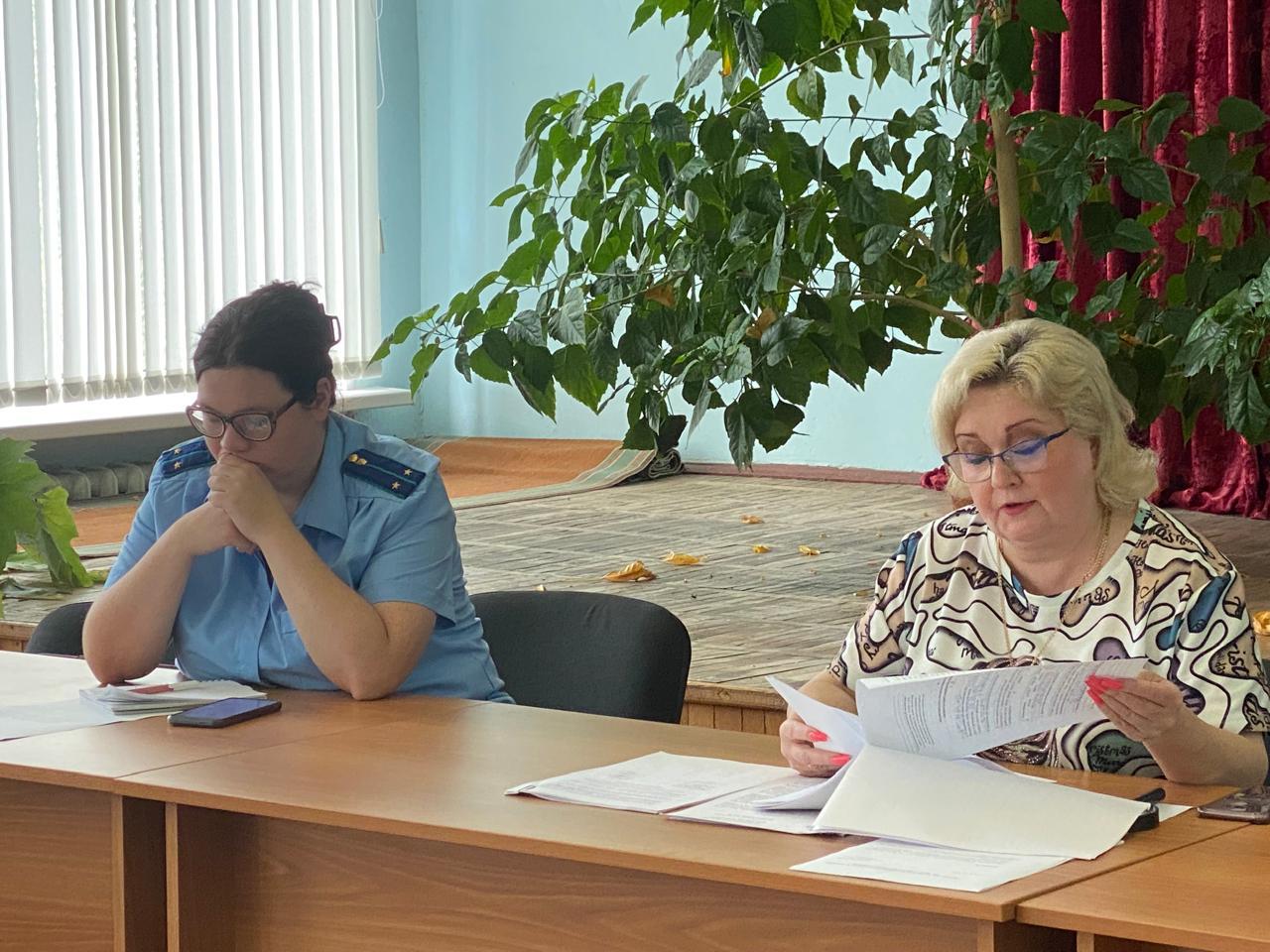 Заседание комиссии по делам несовершеннолетних и защите их прав в Пустошкинском районе.