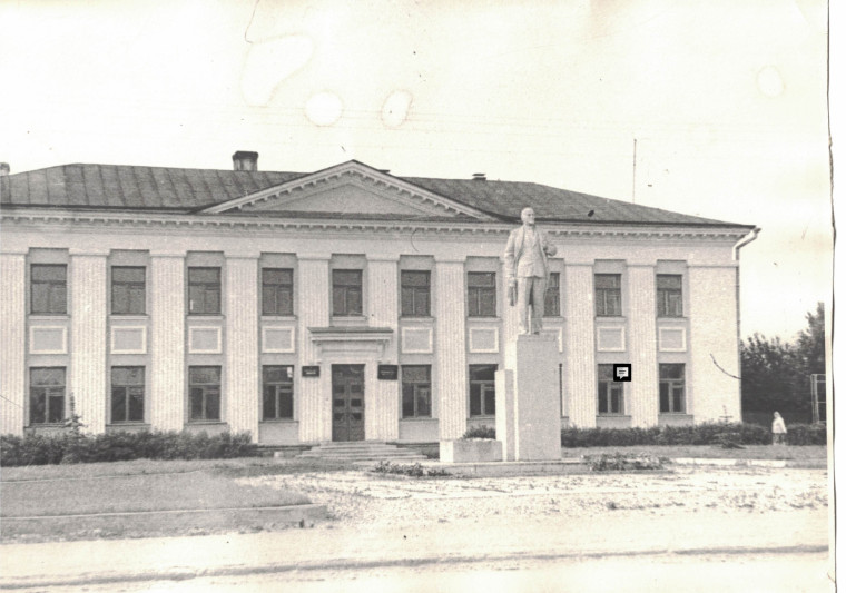 Здание Райкома партии ( фото 1987 года). Здание Райкома партии ( фото 1987 года).
